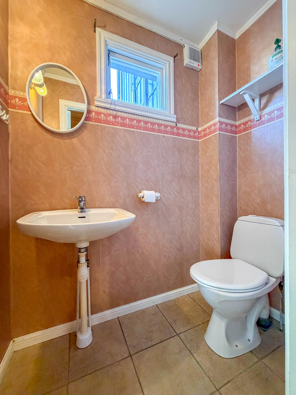 Toalettrum i direkt anslutning till hallen. 