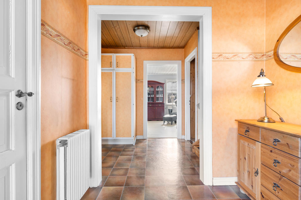 Vy från entrén igenom hallen. 