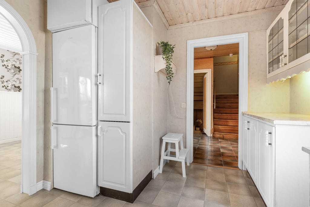 Del av kök med nyare kyl/frys. 