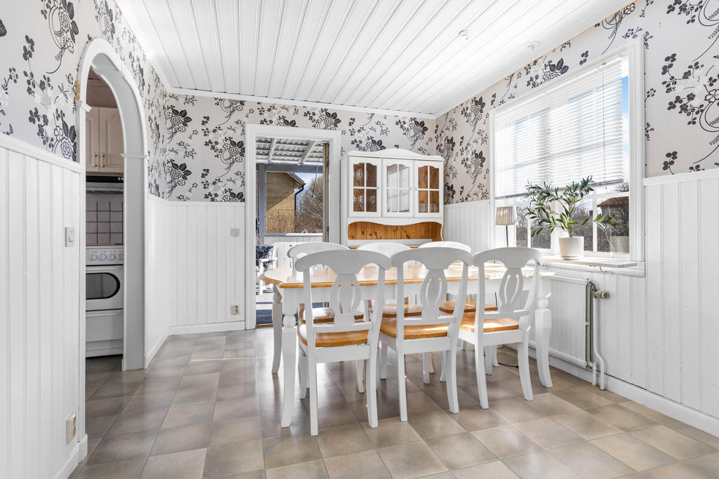 Matplats med utgång till altan. 