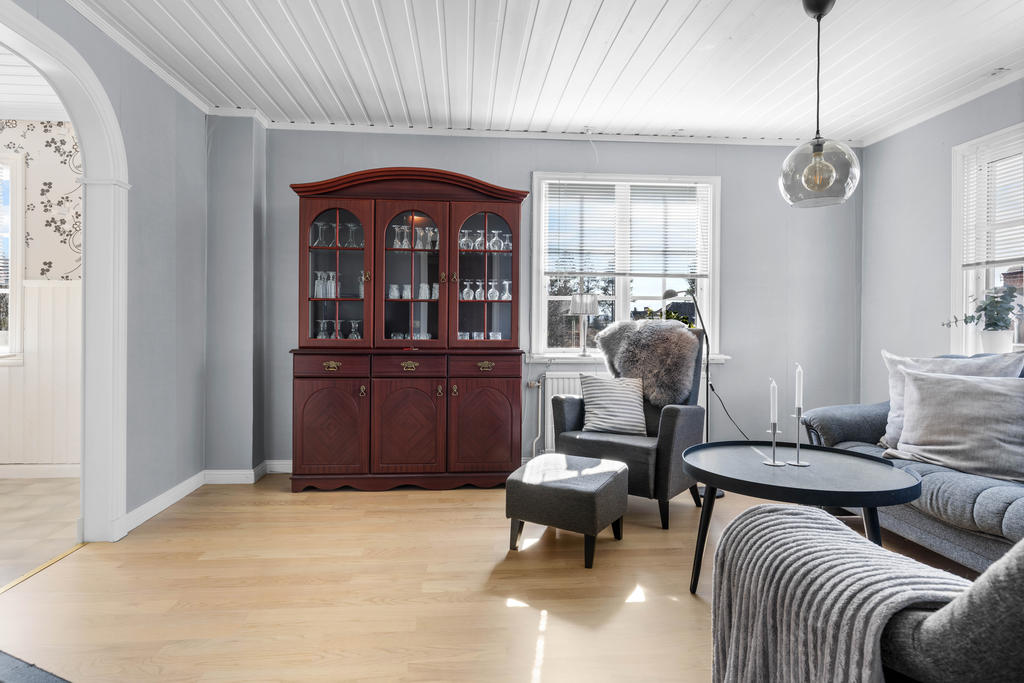 Vardagsrum med valv mot matplats. 