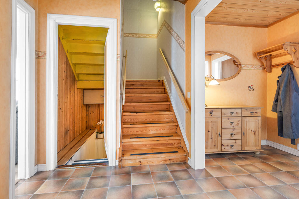 Innerhallen med trapp upp till övervåning och ned till källare. 
