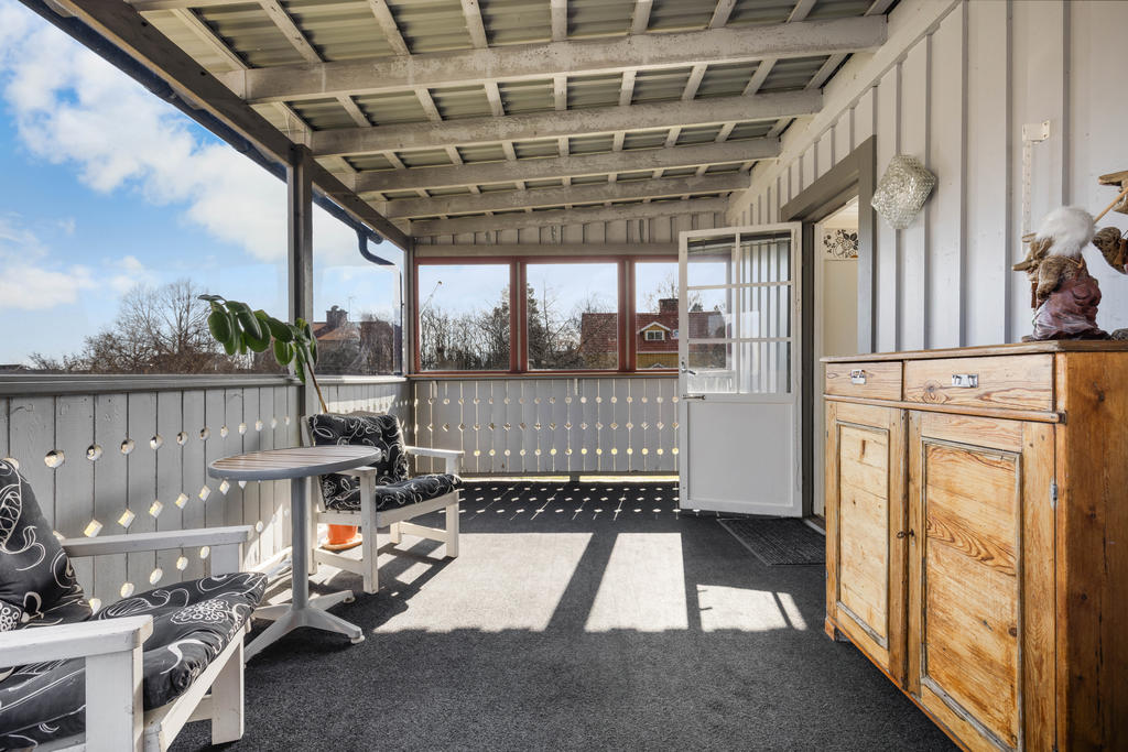 Altan med morgon och förmiddagssol. Utsikt mot trädgården!