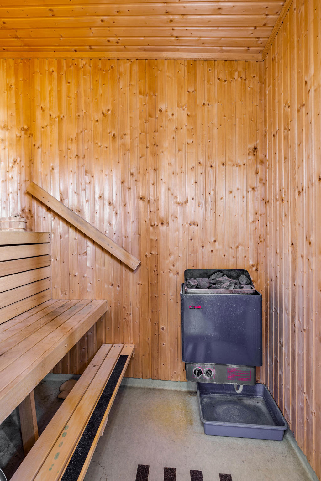 ÖV: Bastu innanför duschrummet. 