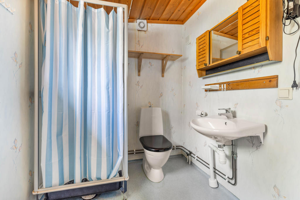 ÖV: Dusch och toalettrum. 
