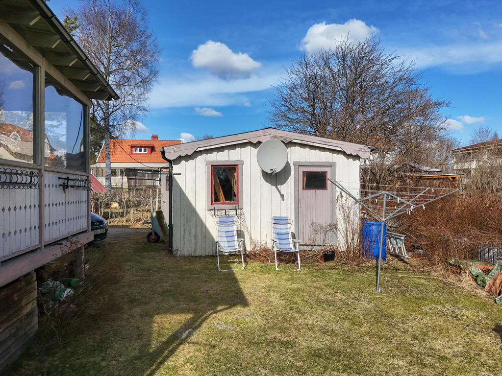 Uthus med förråd och snickarbod. 