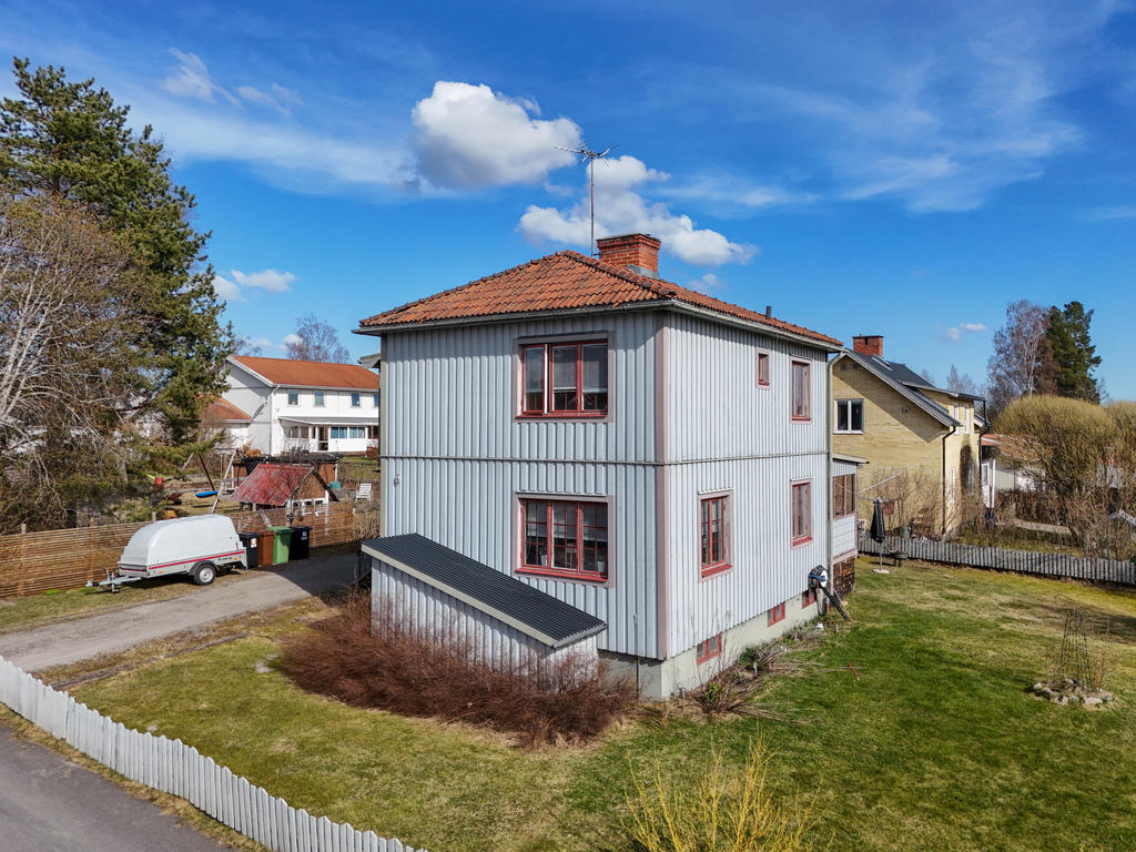 Fasad i väster. Med trapp som leder ned till källaringång. 