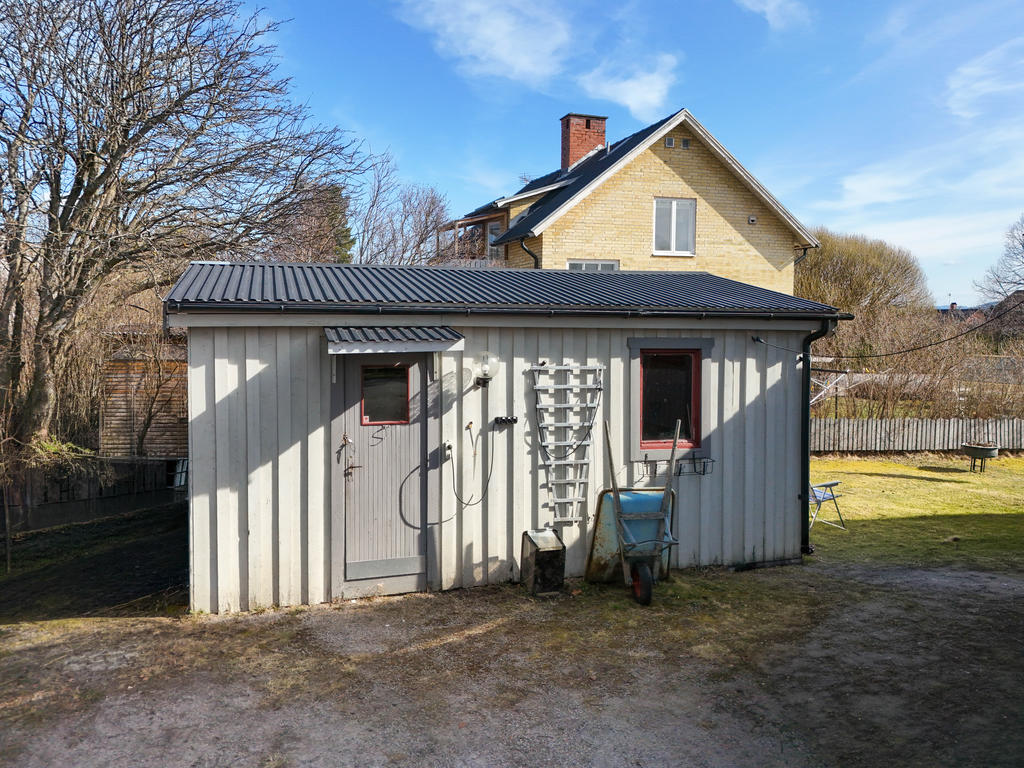 Uthus med förråd och snickarbod. 