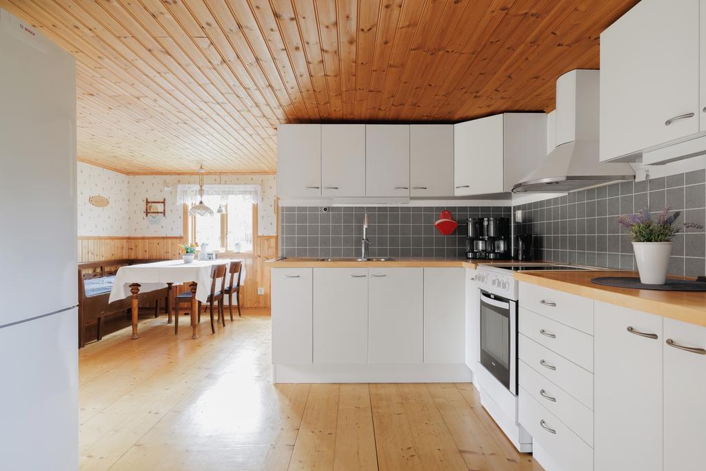 Ljust kök renoverat 2011 med vita skåp och luckor
