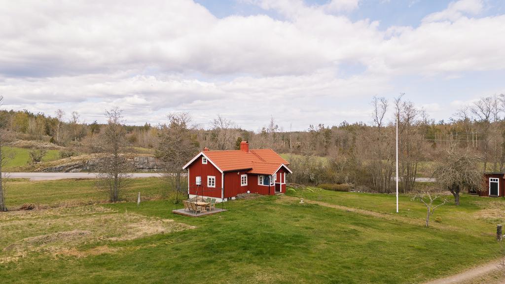 Skägårdssamhället Blankaholm har mycket att erbjuda bl.a. en gästhamn med glasscafé, lanthandel, gästgiveri och ett stort naturreservat.
