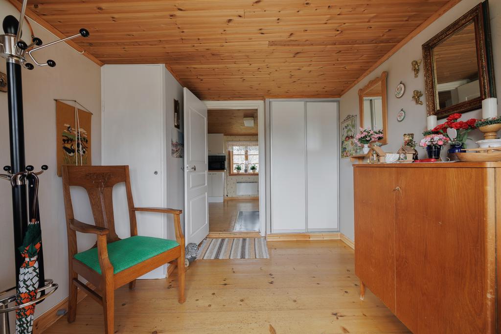 Entré via dubbeldörr in till hall med plats för klädavhängning