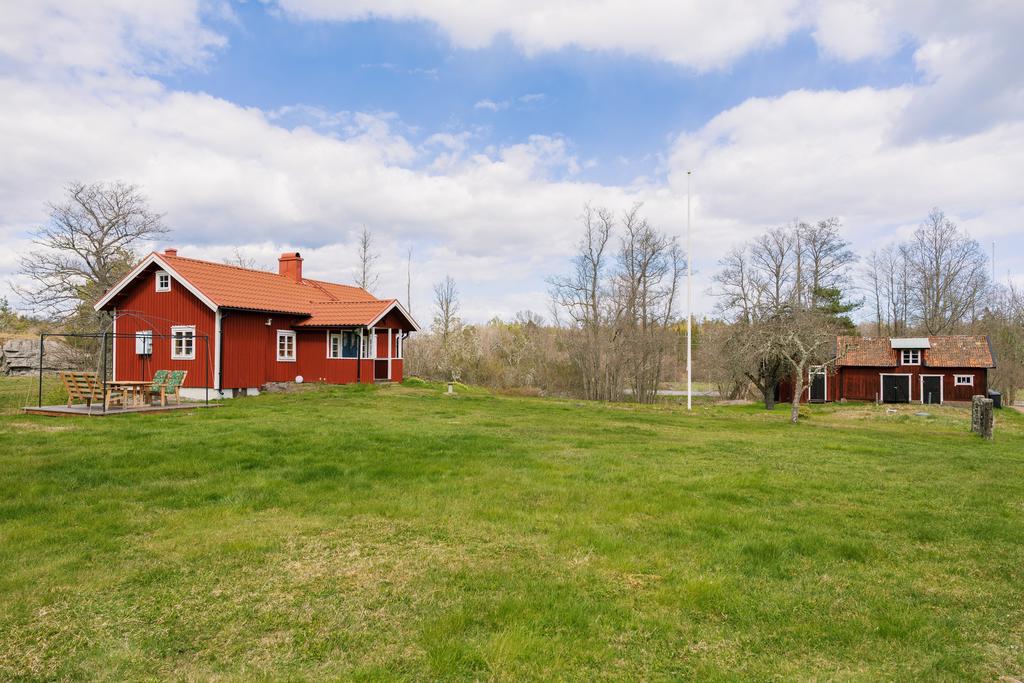  Fastigheten kompletteras med uthuslänga med förråd, vedförråd, snickarverkstad och utedass med indragen el