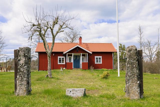 Välkommen till Blankaholm Dalhem! Här erbjuds ett rött torp med vita knutar på väl tilltagen trädgårdstomt med vacker natur runt omkring