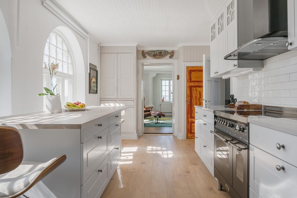 Husets kök är något alldeles extra! Ett ljust och smakfullt rum där klassiska detaljer möter moderna funktioner. Här finns gott om arbetsytor och en inbjudande atmosfär som gör köket till en naturlig samlingsplats i hemmet.
