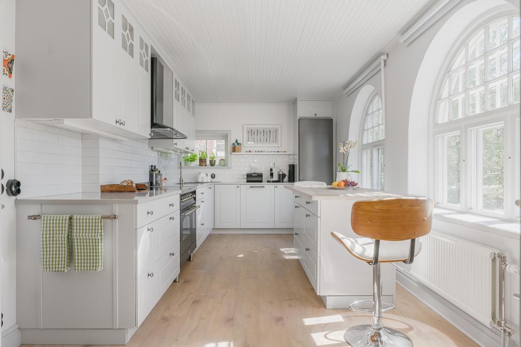 Köket genomgick en renovering 2022 och erbjuder idag en stilren och harmonisk helhet med noggrant utvalda material.
