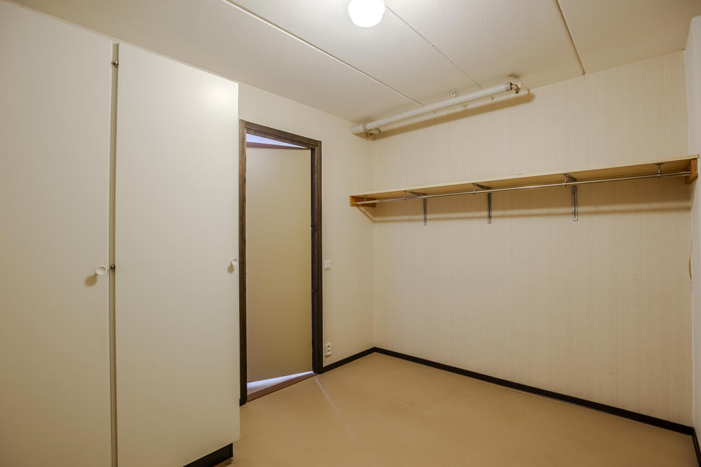Rymlig klädkammare med gott om utrymme för förvaring!