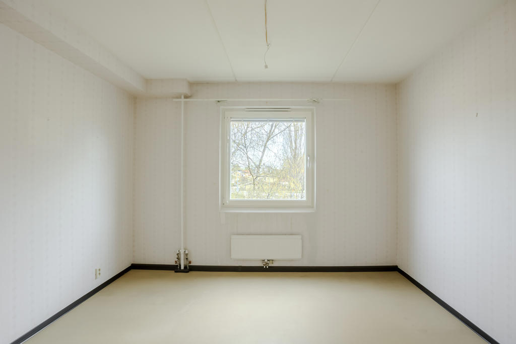 Ljust sovrum med gott om plats för önskat möblemang!