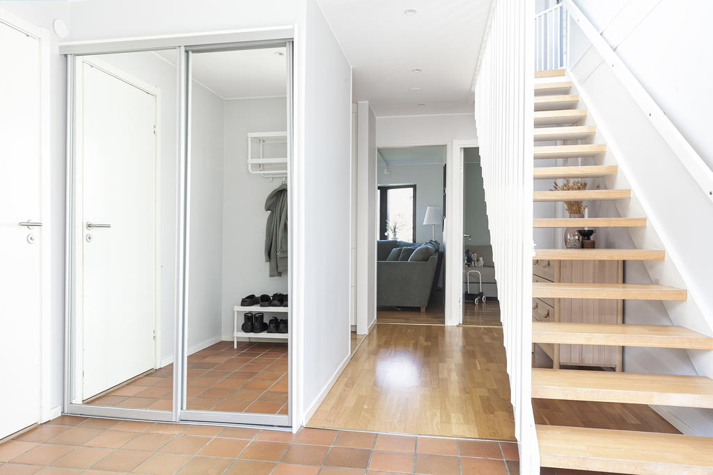 Ljus och rymlig entré med fin förvaring!