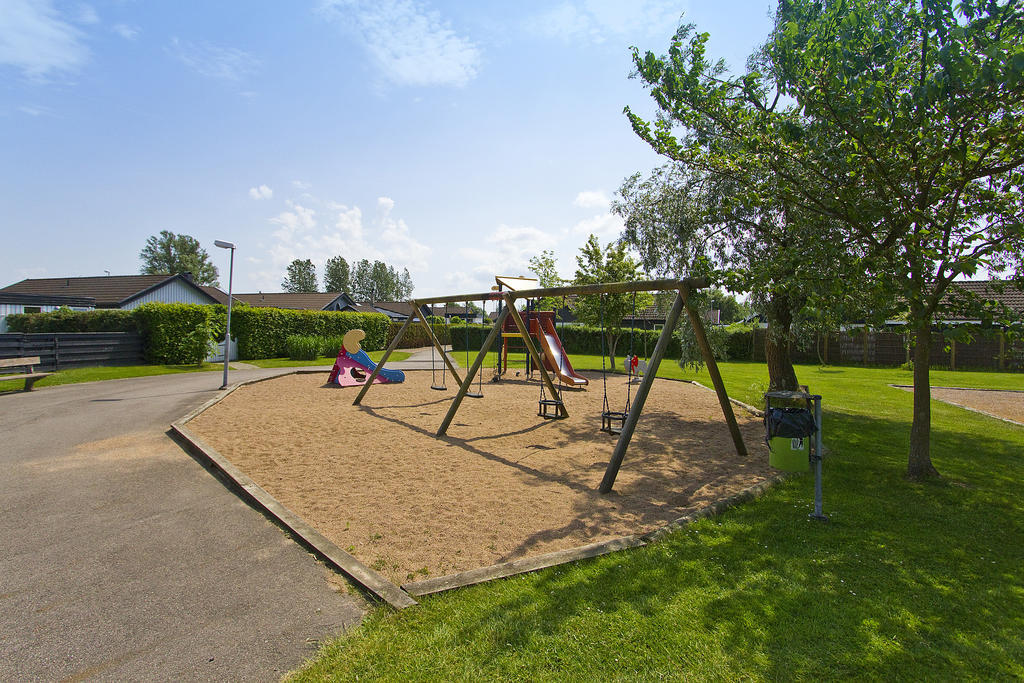 Fin lekplats och allmänning för både små och stora, centralt placerat i området.