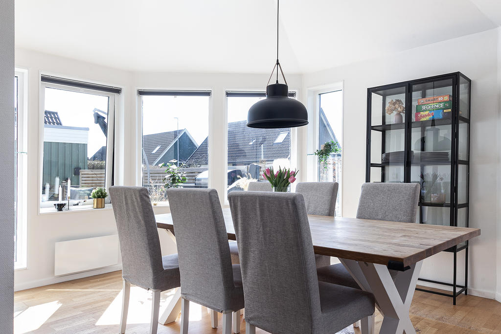 Matplats med fin koll över entrésidans uteplats