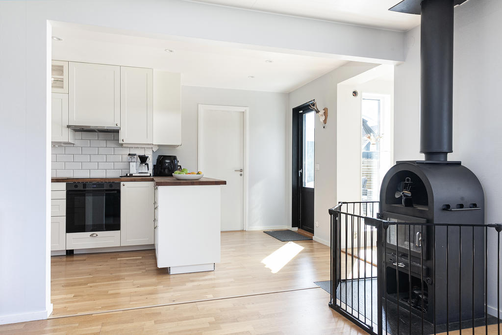 Härligt ljust kök och utgång mot entrésidans uteplats