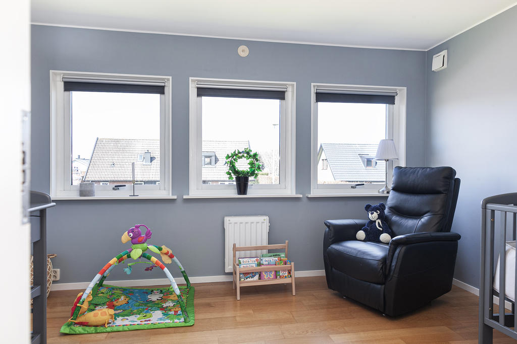 Fint sovrum med full takhöjd på övre plan