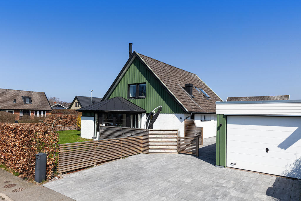 Friliggande på stor hörntomt i lugnt villakvarter!