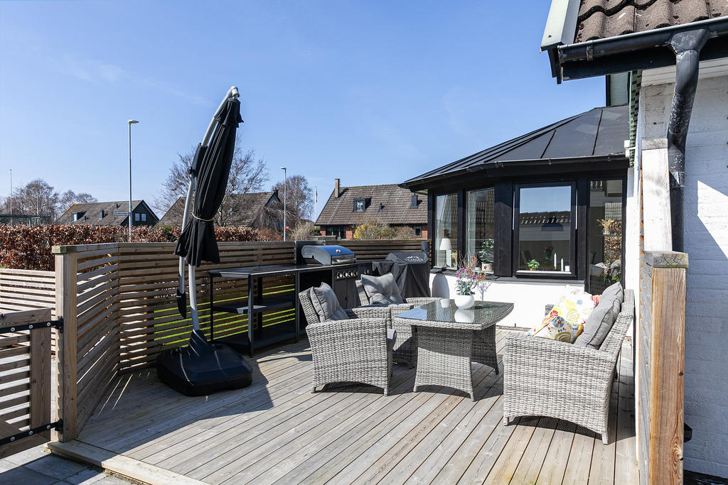 Uteplats i bästa solläge, ända tills sista kvällsstrålarna!