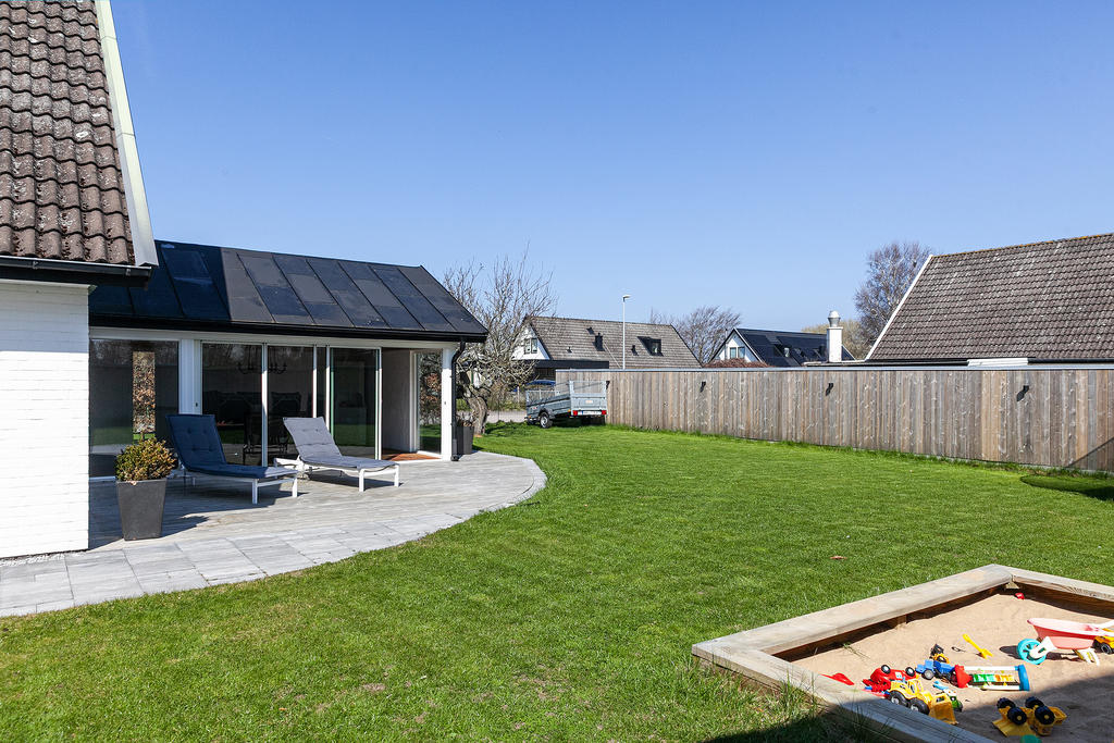 Privat solhörna och småkidsens paradis!