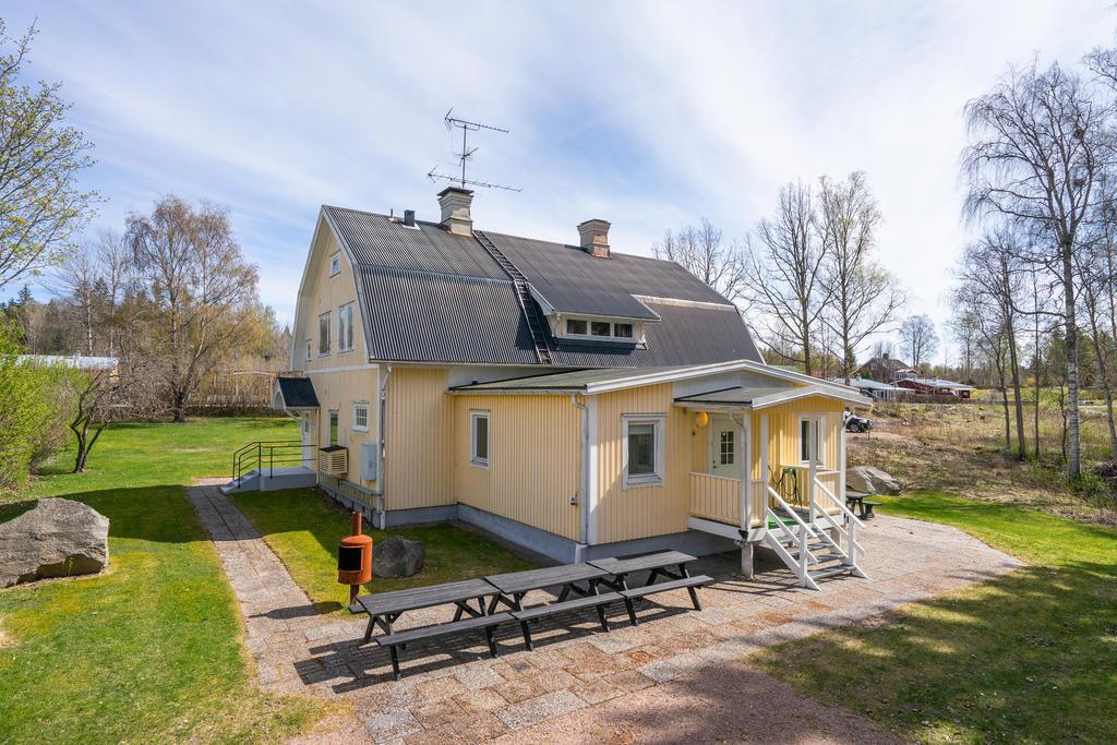 Välkommen till Nästegårdsvägen 6 i trivsamma Gustavsfors! en välskött och rymlig bostad om 240 kvm som erbjuder många möjligheter. 