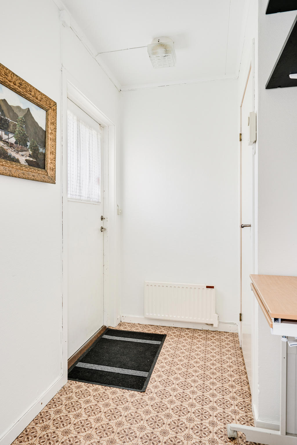 Från köket nås en hall med utgång till trädgård samt en wc.