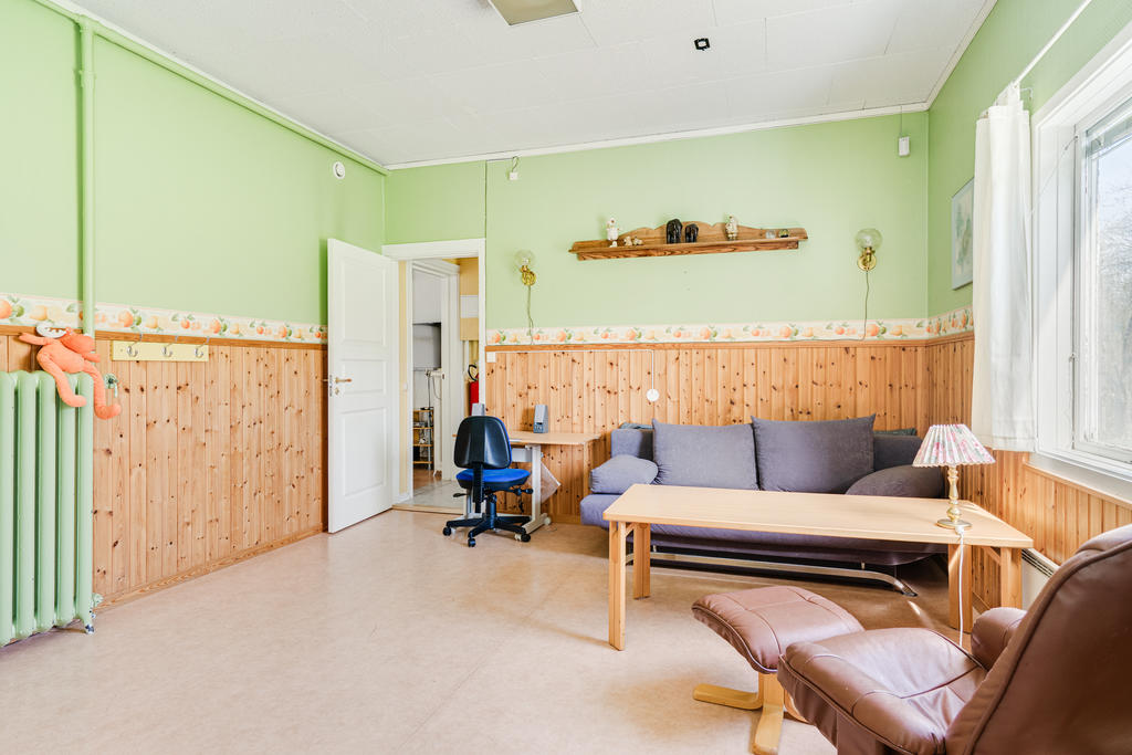 Allrum med anslutande tvättrum och utgång till trädgård.