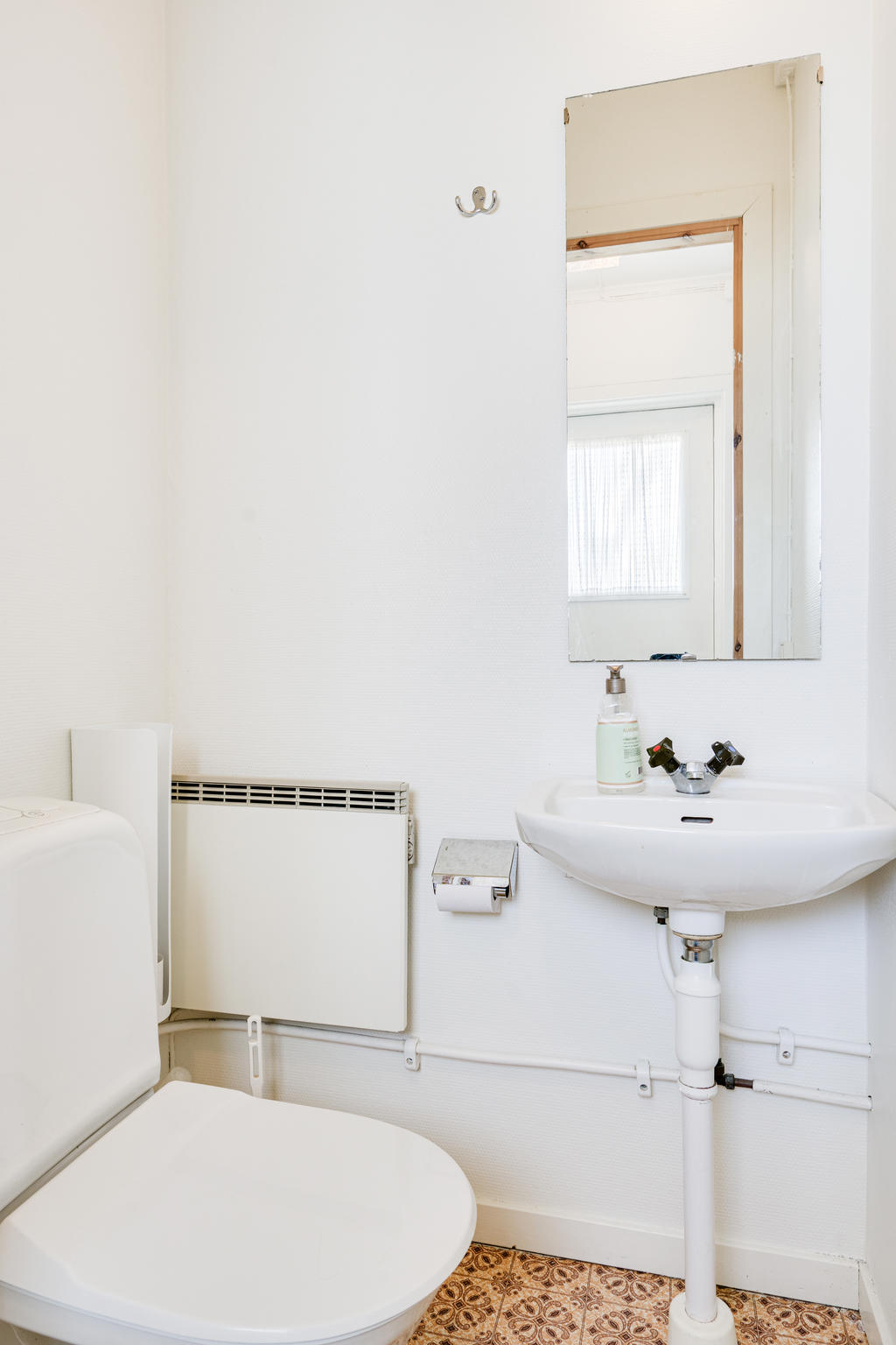 Mindre wc med toalett och tvättställ-entréplan.