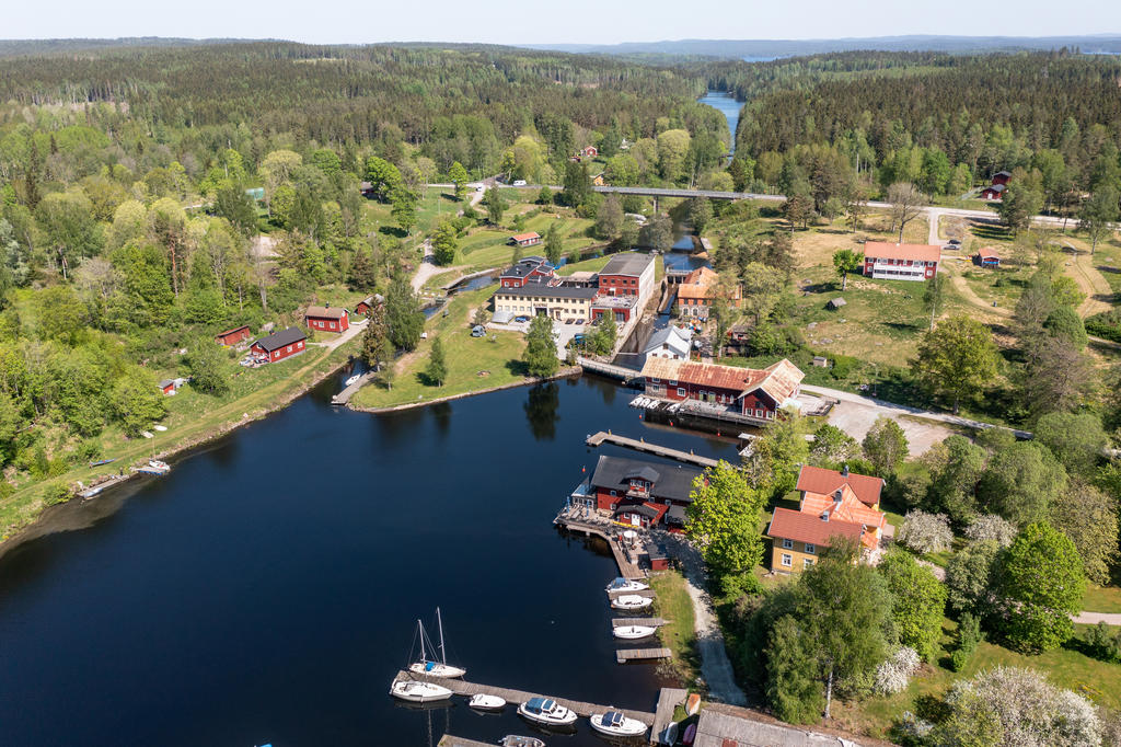 Områdesbild över Gustavsfors slussområde som ligger cirka 500 m från bostaden.