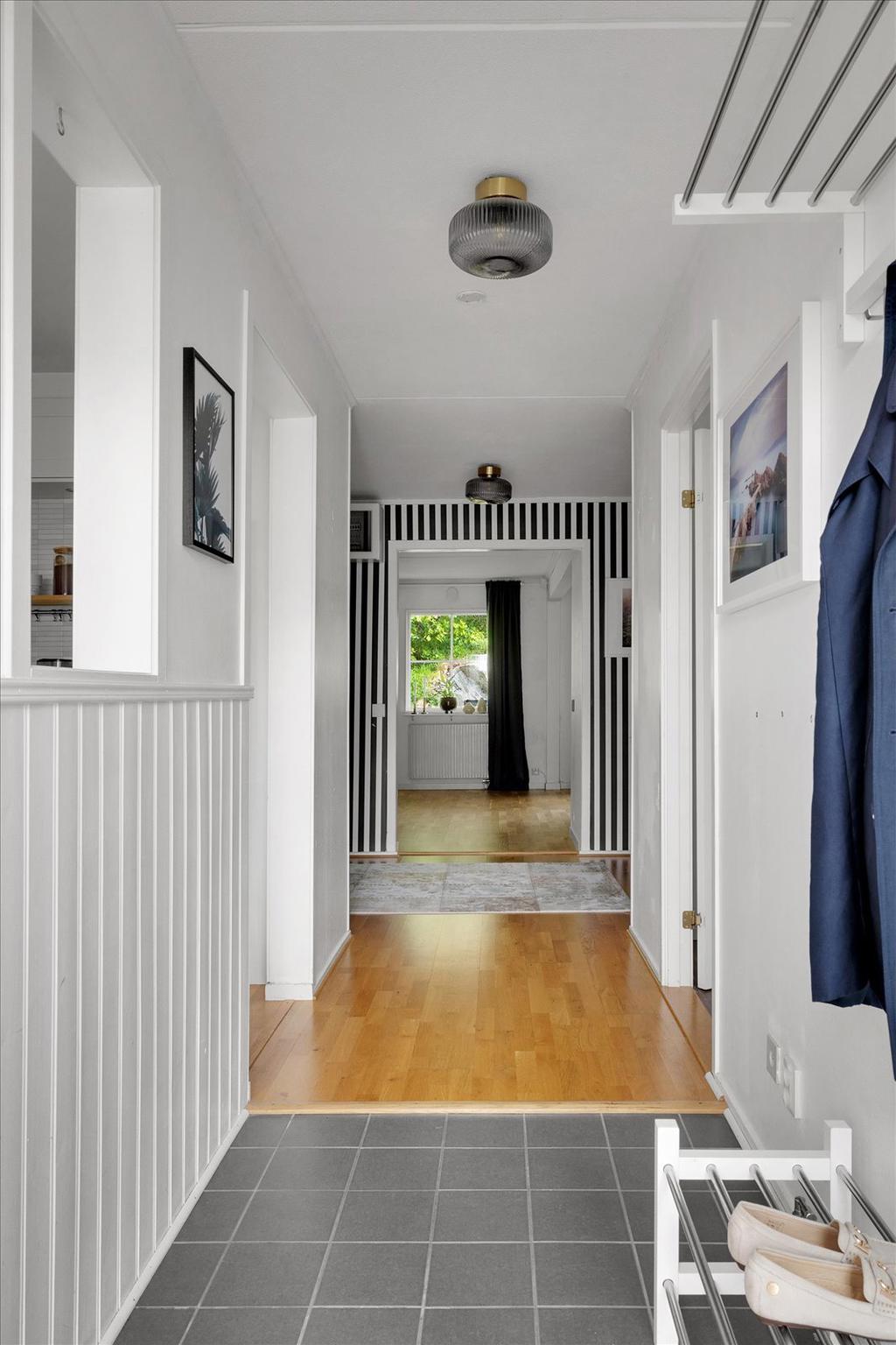Entréhall med praktisk klinker på golvet