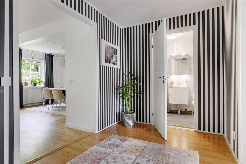 Vy från den inre hallen mot tvättstuga