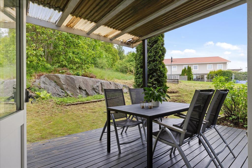 Från vardagsrummet når du altanen på baksidan