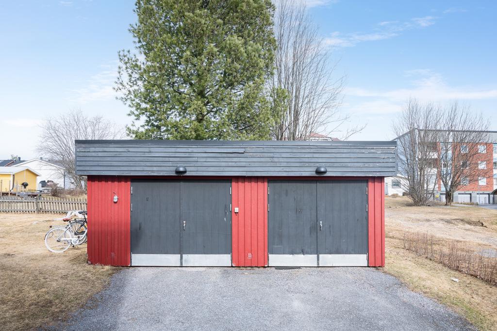 Dubbelgarage, bra placerat på tomten