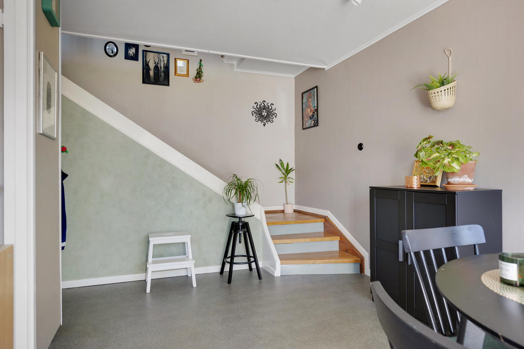 Lägenheten till vänster på andra plan.