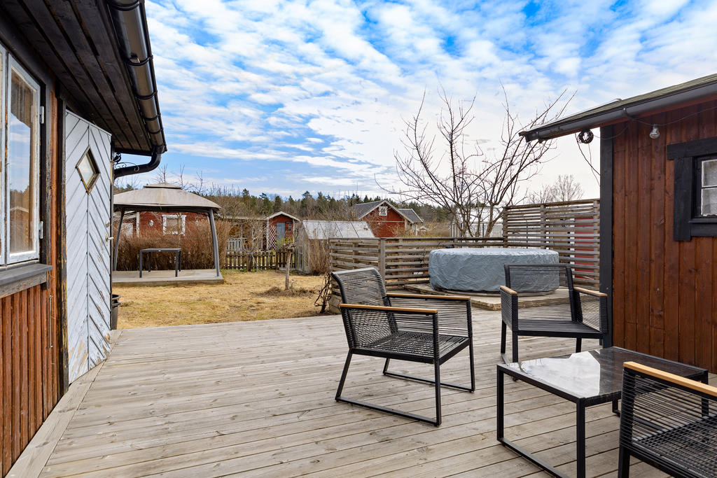 Trädäck mellan stugorna