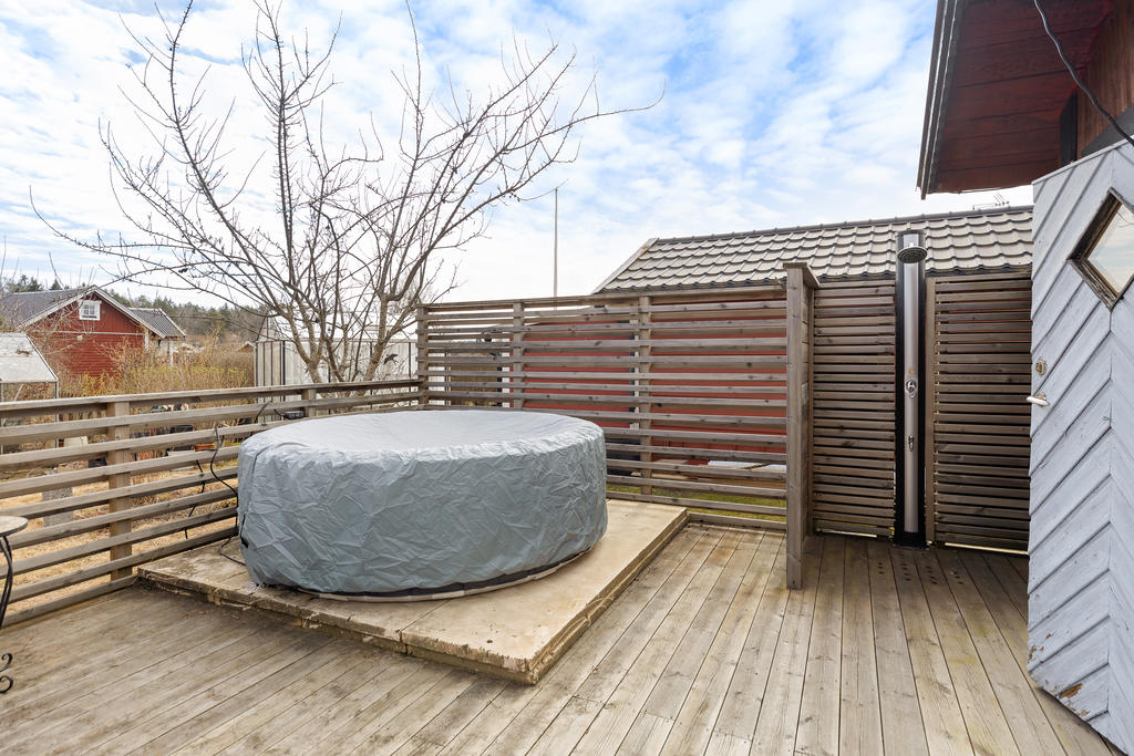 Trädäcka, utedusch, Spabad (ingår ej)