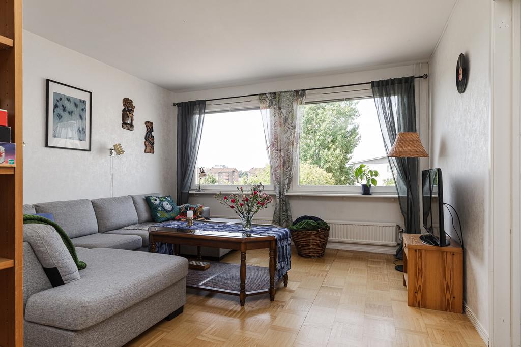 Vardagsrum med plats för soffgrupp och tv-lösning