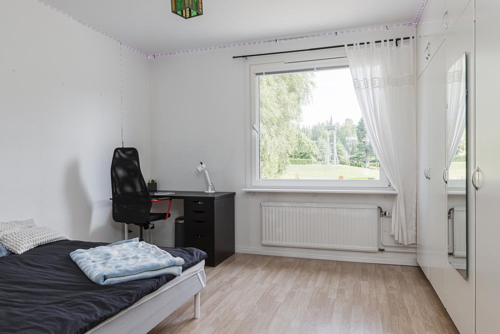 Rymligt sovrum med inbyggda garderober