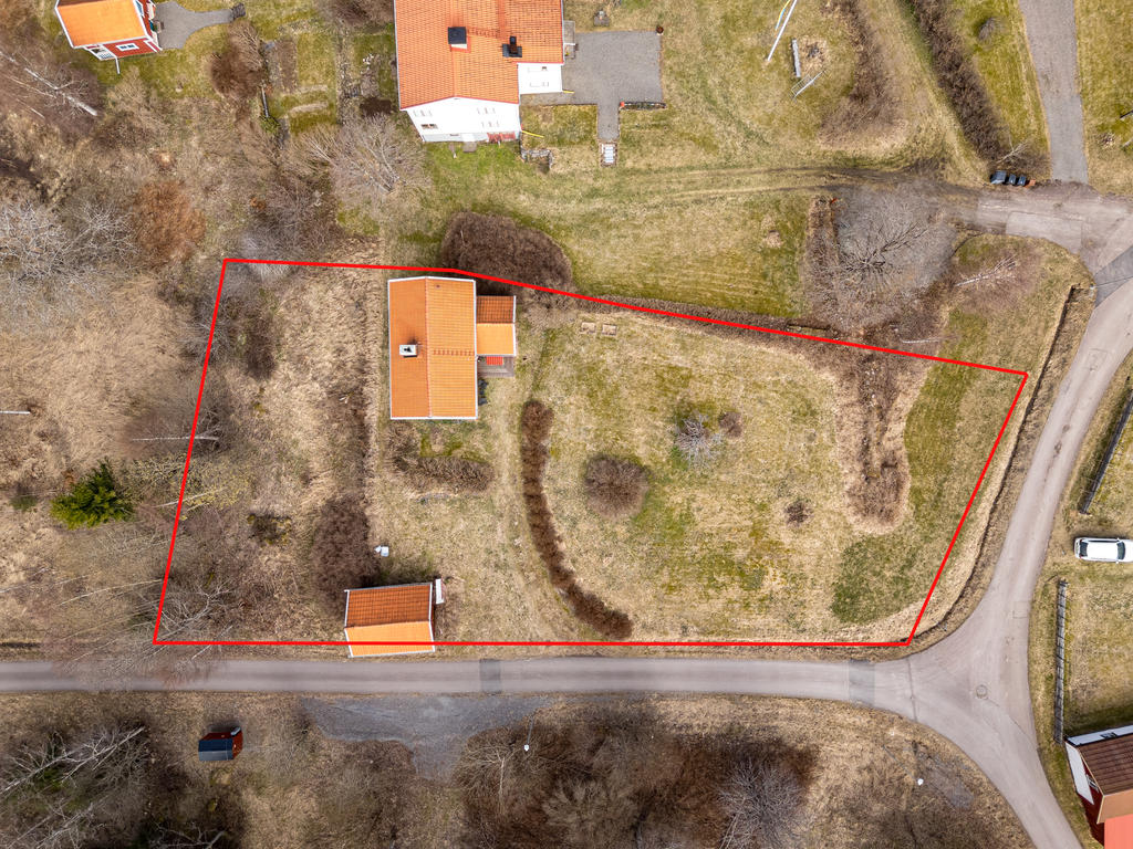 Stor fastighet med härlig gräsmatta! (OBS! Gränserna är ungefärliga).