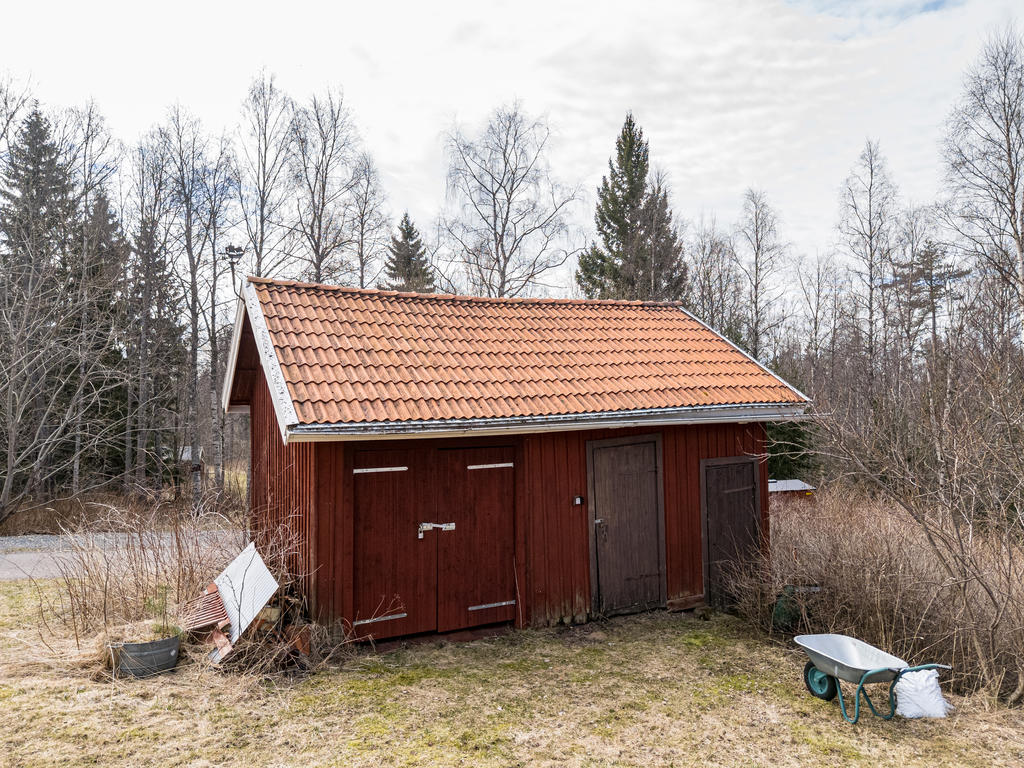 Förråd med matkällare under