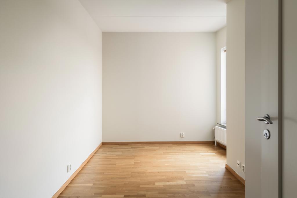 Bostadens andra sovrum med klädkammare 