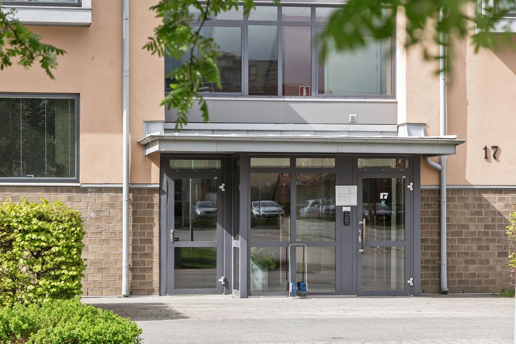 Brf Kristineslätt 1 består av ett modernt punkthus med nio våningar och totalt 34 attraktiva lägenheter.