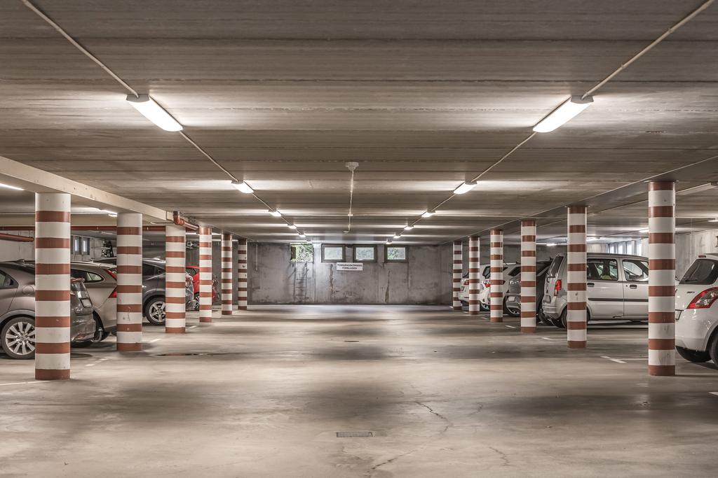 Till varje lägenhet hör en egen parkeringsplats i det uppvärmda garaget under huset, med direkt tillgång till hiss och trapphus.