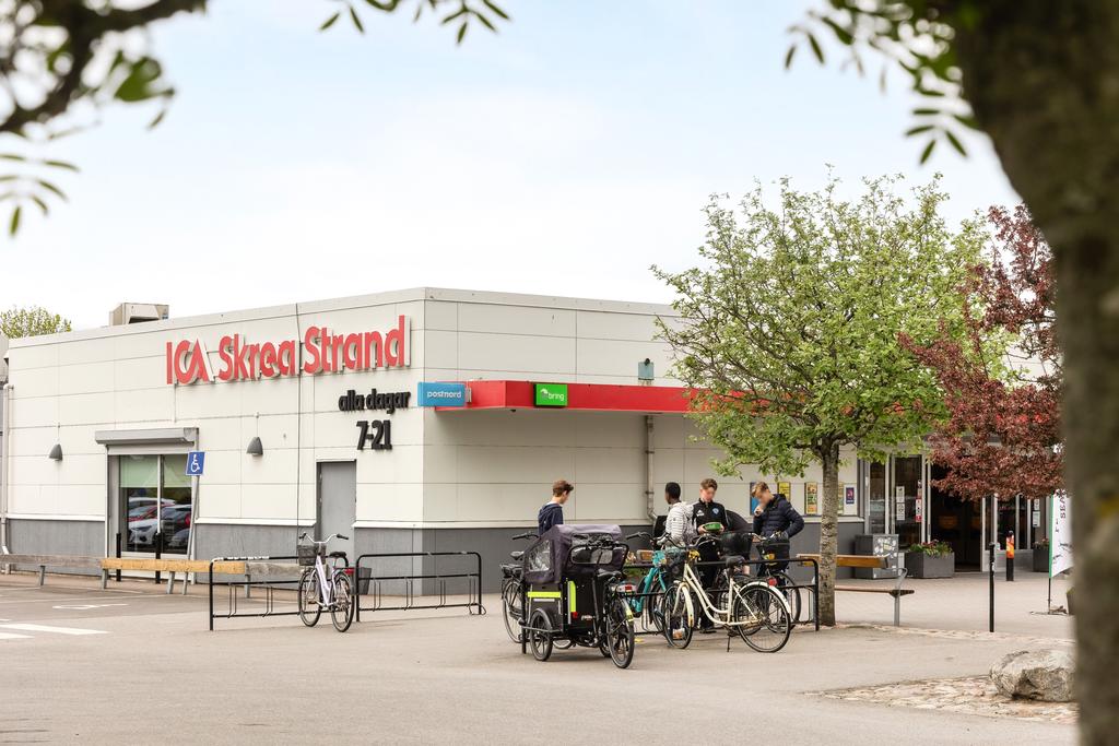 På gångavstånd finns bland annat ICA Skrea Strand, Peters Bageri med färska surdegsfrallor, apotek samt annan service.