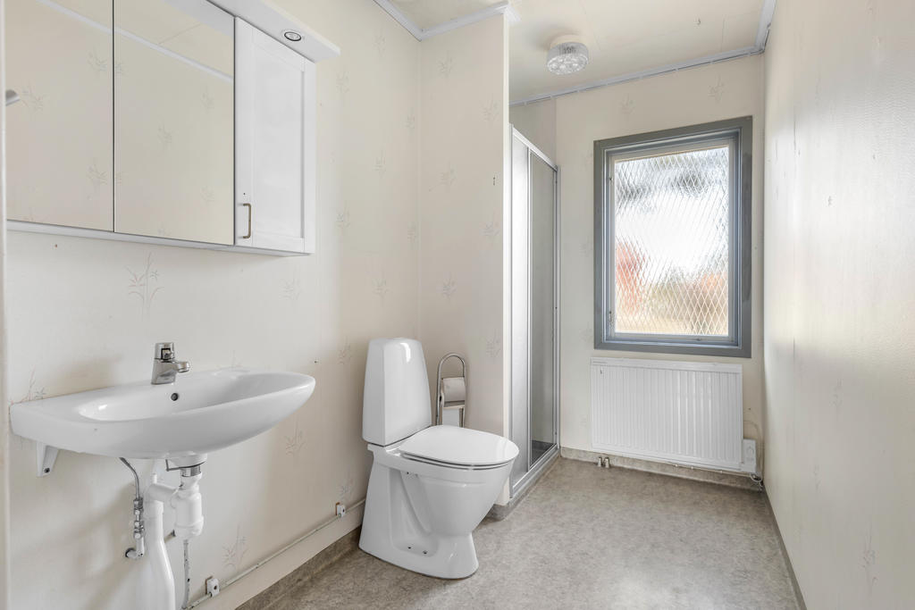 Duschrum med wc, handfat och dusch